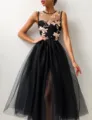 Elegantes schwarzes Tüll-Abendkleid mit goldenen Pailletten und ärmellosem Design. - S / Schwarz