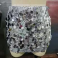 Vista dettagliata della minigonna con paillettes argentate, elegante capo di moda scintillante. - Taglia S / Argento