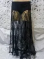 Detaillierte Ansicht des eleganten schwarzen Spitzen-Maxirocks mit niedriger Taillenlinie. - S / Schwarz