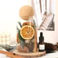 Tarro de cristal decorativo con rodajas de naranja seca, piñas, canela y difusor de aceite. - Botella de la fortuna Tipo B - Grande con base de madera (aceite esencial gratis)