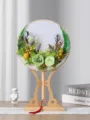 Dettaglio ventaglio floreale artigianale, rose verdi stabilizzate e fiori secchi su supporto. - Un'estate - Kit fai da te ventaglio rotondo con supporto reale in resina