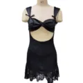 Schwarzes sexy Mini-Kleid aus Spitze im Detail mit gedrehter Bueste und edlem Stoff. - S / Schwarz