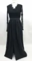 Schwarzes Abendkleid mit langem Arm, Spitzendetail, V-Ausschnitt und Schlitz für elegante Anlässe. - S / Schwarz