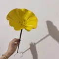 Detailansicht gelber Metall-Blumenvogelhäuschen mit gewellten Blütenblättern - 2 Stück/Set / Gelb