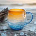 Detailansicht der Sea Glass Sunset Tasse mit Wellenmuster und blau-orangefarbenem Verlauf - Harz-Stil mit Auskleidung / Sonnenuntergang Stil