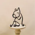 Minimalistische moderne schwarze Metalldraht-Hundeskulptur auf einem weißen Sockelständer - Bulldoggen Stil (5589)