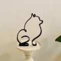 Moderne minimalistische schwarze Drahtskulptur eines Hundes auf einem weißen Sockelständer - Zwergspitz Stil (5589)