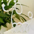 Elegante minimalistische weiße Metall-Hund-Skulptur Linienkunst-Deko für Schreibtische - Weißer Hund Stil (5589)