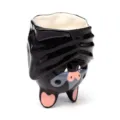Detailansicht einer einzigartigen schwarzen Keramiktasse in Form einer Fledermaus mit Akzenten. - Kopfstehender Fledermaus-Stil