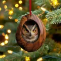 Nahaufnahme eines realistischen Eulen-Weihnachtsschmucks an einem Baum mit Licht - Eule im Baumloch (2)