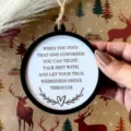 Detailaufnahme einer lustigen Weihnachtskugel für Kollegen mit humorvollem Spruch in Festtagsdekor - Geheimes Ornament 1 / 10cm
