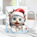 Detaillierte Makroansicht der süßen 3D-Kätzchen-Grafik mit Weihnachtsmütze auf weißer Tasse - 301-400ml / Weihnachtsmütze Weiße Katze Wandloch Stil (cat3)