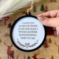 Detailansicht runder Weihnachtsanhänger mit lustigem Zitat für Wichtelgeschenke - Geheimes Ornament 2 / 10cm