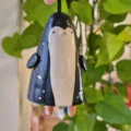 Detailgetreue Ansicht einer handgefertigten Pinguinglocke aus Keramik mit Gold - Handgemachte Keramikglocke [Stil I]