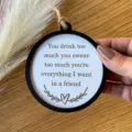 Nahaufnahme einer lustigen Secret Santa Weihnachtskugel mit Spruch - Geheimes Ornament 3 / 10cm