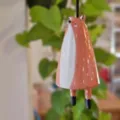 Nahaufnahme einer handgefertigten Keramik-Fuchsglocke mit Goldakzenten - Handgemachte Keramikglocke [Stil D]