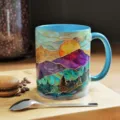 Detaillierter Berg- und Sonnenuntergangsdruck im Glasmalerei-Stil auf Keramiktasse - Hellblau