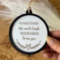 Detail eines Holzanhängers mit dem inspirierenden Spruch 'SOMETIMES life can be tough'. - Geheimes Ornament 6 / 10cm