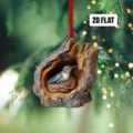 Detailansicht eines flachen Kolibri-Weihnachtsanhängers aus Acryl für den Tannenbaum - Kolibri im Baumloch (4)
