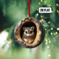 Flacher 2D-Acryl-Weihnachtsschmuck mit einem süßen Waschbären in einer Baumhöhle - Realistischer Waschbär-Stil (5)
