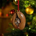 Eulen-Weihnachtsanhänger aus Acryl an einem festlich geschmückten Weihnachtsbaum - Schlafende Eule (6)