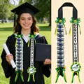 Detalle de guirlanda de dinero de graduación en negro y verde con texto personalizado 2026. - Verde