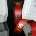 Nastro di raso rosso largo 2,5 cm con testo dorato per confezioni regalo e decorazione di bouquet. - Borgogna