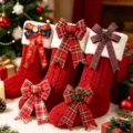 Calze di Natale in maglia rossa con polsini in peluche e bei fiocchi festivi. - Stile 7