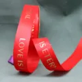 Detalle de cinta roja con estampado de oro, ideal para empaque de ramos y cajas de regalo. - Rojo Brillante