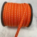 Primo piano dettagliato di nastro grosgrain arancione da 0,5 cm con linee tratteggiate. - Arancione