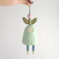 Handgefertigte Keramik-Feenglocke als Hängefigur mit minzgrünem Ton-Struktur-Finish - Handgemachte Keramikglocke [Stil A]