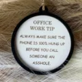 Lustiger Secret Santa Christbaumschmuck mit humorvollem Büro-Sprechspruch-Gravur im Detail. - Geheimes Ornament 8 / 10cm