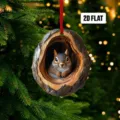 Detailansicht eines flachen Eichhörnchen-Ornaments aus Acryl an einem Weihnachtsbaum - Eichhörnchen im Baumloch (14)