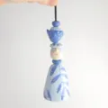 Handgefertigte Keramikglocke im blau-floralen Puppen-Design für eine einzigartige Dekoration - Handgemachte Keramikglocke [Stil H]