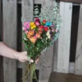 Colorido ramo de rosas secas mixtas con eucalipto para decoracion del hogar y regalos. - 30 flores de colores mixtos al azar (incluye estátice y eucalipto)