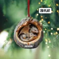 Detaillierte Ansicht eines 2D flachen Drachen-Anhängers aus Acryl für den Weihnachtsbaum - Drachenbaby im Baumloch (29)