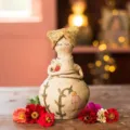 Handgefertigte Keramik-Feenfigur als Aufbewahrungsdose mit handgemalten floralen Details - Fee 8