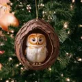 Lebensechter Eule im Nest Weihnachtsbaumschmuck, flacher Acryl-Dekohänger für Festtage. - Eule im Baumloch (31)