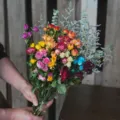 Colorido ramo de rosas secas para decoración del hogar, arreglo floral multicolor real. - 50 flores mixtas al azar (incluye estátice y eucalipto)