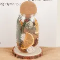 Decoración de tarro de vidrio con flores secas, canela, piña y rodaja de naranja para mesa. - Botella de la fortuna modelo D - Grande con base de madera (aceite esencial gratis)