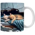Weiße Keramik-Kaffeetasse mit 3D-Druck von zwei schlafenden Kätzchen in einer Wandspalte - 301-400ml / Zwei Schlafende Katzen (Orange und Hellgrau) Blaues Bett Wandloch Stil (cat20)