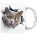 Weiße Keramik-Kaffeetasse mit einem realistischen 3D-Design eines grauen Kätzchens - 301-400ml / Graue Britisch Kurzhaar Katze Bruchloch Stil (cat22)