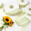 Detalle de cinta de lunares amarillos que muestra cinta enrollada y desplegada con girasoles. - 2,5 cm * 50 Yardas / Amarillo tierno