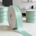 Nastro a pois verde menta da 2,5 cm per confezionare bouquet e decorare torte o vestiti. - Blu Tiffany con Pois Bianchi