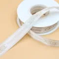 Cinta de regalo impresa para el Día de la Madre, cinta de poliéster tejida para lazos y repostería. - Feliz Día de la Madre / Blanco