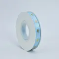 Lichtblauwe satijnen lint met gouden kroonpatroon 1cm breed voor kadoverpakking en bloemen. - Kroon / Lichtblauw