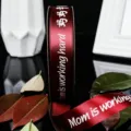 Cinta de poliéster roja con texto del Día de la Madre, ideal para envolver regalos. - Mamá Trabaja Duro (Burdeos) / Burdeos