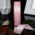 Cinta de raso rosa con texto impreso para regalos, repostería y decoración festiva. - Mamá Trabaja Duro (Rosa) / Rosa
