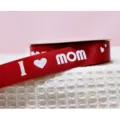 Cinta de satén roja con estampado I love mom, ideal para regalos y manualidades del día de la madre. - Corazón MOM / Burdeos