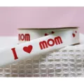 Cinta de satén blanca con estampado rojo I love mom para envolver regalos del día de la madre. - Corazón MOM / Beige (Texto Rojo)
